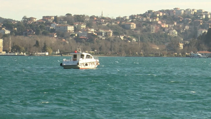 İstanbul Sarıyer'de denize düşerek kaybolan abla-kardeşi arama çalışmaları kapsamında İstanbul Boğazı'nda gemi trafiği durduruldu.