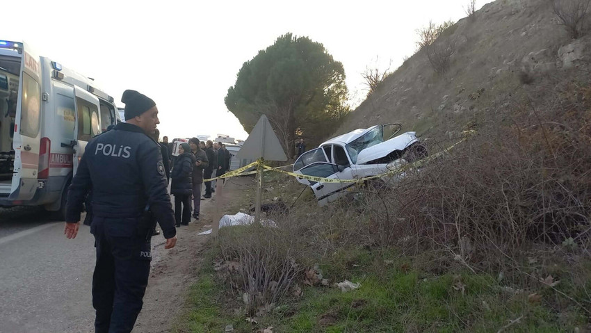 Balıkesir'de yolcu midibüsünün otomobile çarptığı kazada 2 kişi öldü, 31 kişi de yaralandı. 