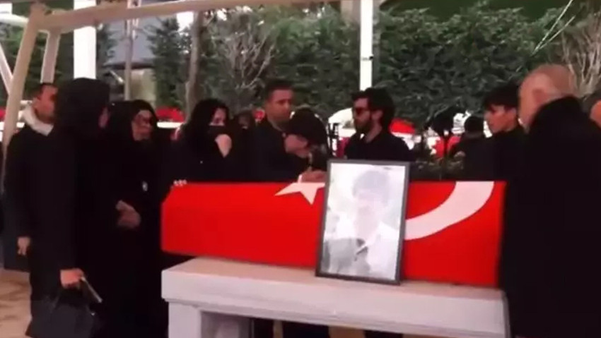 Ferdi Tayfur'un cenazesine katılan kızı Tuğçe Tayfur ile yeğeni Şirin Gözalıcı arasında küfürlü tartışma yaşandı.