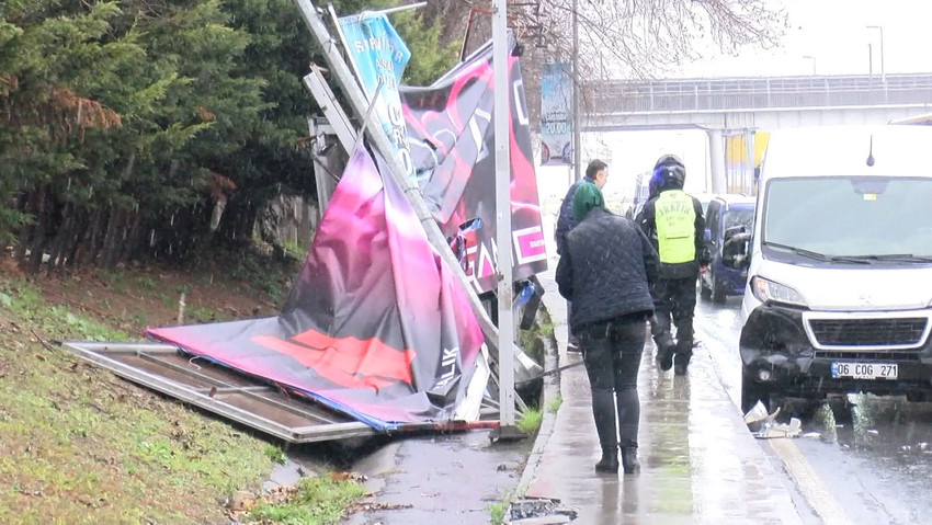 İstanbul Bahçelievler'de İETT otobüsü yoldan çıkarak aydınlatma direğini devirdi ardından da reklam panosuna çarparak durabildi. Kazada yaralanma olmazken trafik yoğunluğu yaşandı. 