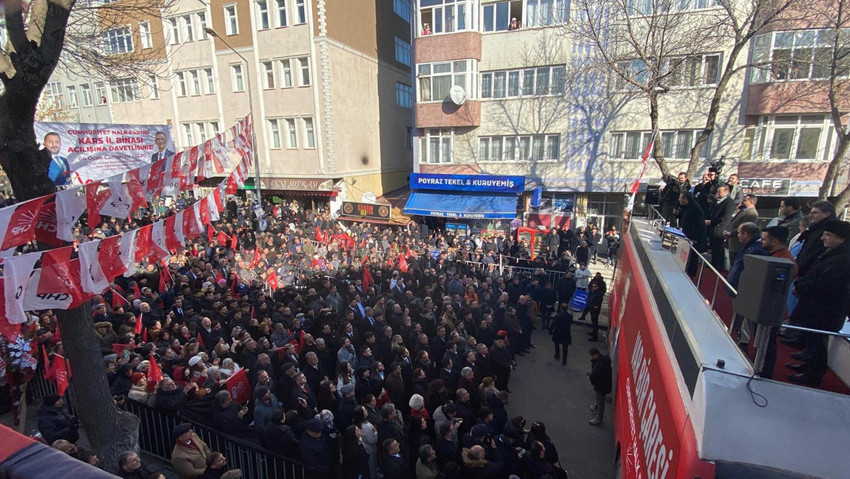 CHP lideri Özgür Özel, en düşük emekli aylığının asgari ücret seviyesine çıkarılması için çağrıda bulundu. 