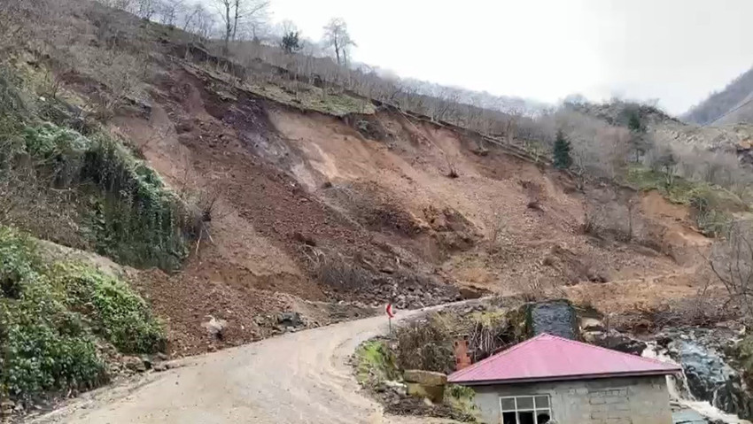 Trabzon’da etkili olan sağanak yağış sırasında heyelan meydana geldi. Yolun kapandığı heyelan anı cep telefonu kamerasıyla saniye saniye kaydedildi.