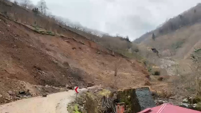 Trabzon’da etkili olan sağanak yağış sırasında heyelan meydana geldi. Yolun kapandığı heyelan anı cep telefonu kamerasıyla saniye saniye kaydedildi.