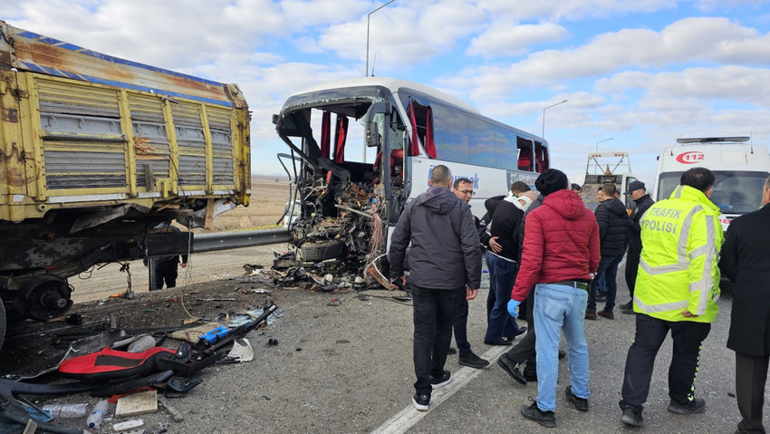 Konya'da yolcu otobüsünün kamyona arkadan çarptığı kazada 3 kişi öldü, 33 kişi de yaralandı. 