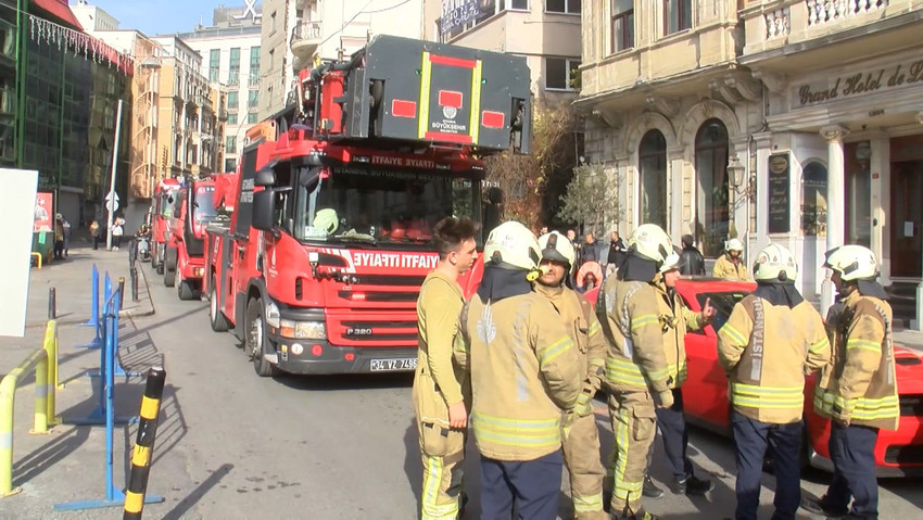 İstanbul Beyoğlu'nda 5 katlı tarihi bir otelin sauna bölümünde çıkan yangın paniğe neden oldu. Yangın, itfaiye ekiplerinin müdahalesiyle söndürüldü.