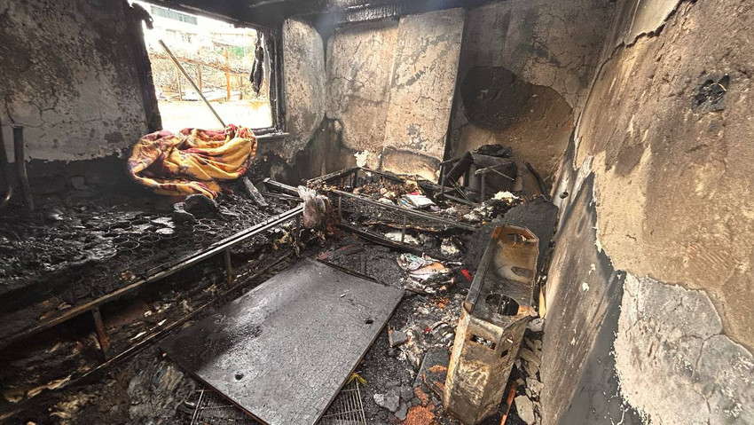 İstanbul Başakşehir’de 3 katlı bir binanın çatı katında çıkan yangında evdeki 5 kişi kaçarak kurtulmayı başarırken 12 yaşındaki kız çocuğu alevlerin arasında kalarak yaşamını yitirdi.