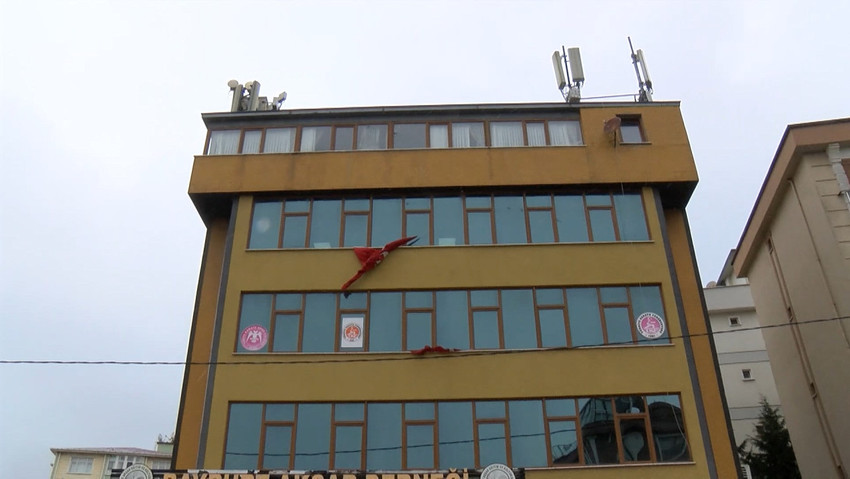 İstanbul Kartal'da bir dernek binasına motosikletli 4 kişi tarafından uzun namlulu silahlarla saldırı düzenlendi. Olayda yaralanan olmadı.