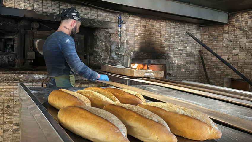 Muğla'nın Bodrum ilçesinde ekmeğin gramajı 240 grama çıkarılırken, fiyatı 15 lira oldu.