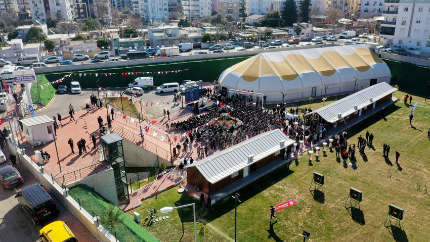 Antalya’da Muratpaşa Belediye Başkanı Ümit Uysal, eski CHP Genel Başkanı merhum Deniz Baykal’ın adını taşıyan spor kompleksinin açılışında, Baykal’ın Türk siyasetinde çok önemli bir eksiklik olan ''bilgi ve bilinç'' sorununu hiçbir zaman yaşamadığını vurguladı. Uysal, ''Ülkeyi deneme-yanılma tahtasına çeviren, ülkeyi öğrencemelik yapan siyasetçilerin elindeyiz'' dedi.  