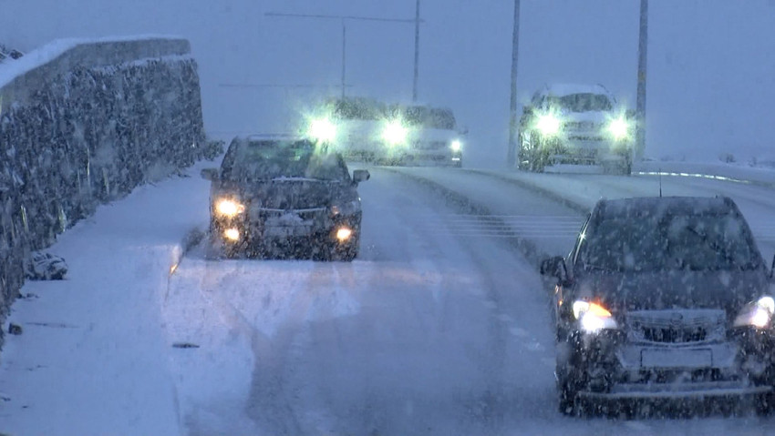 İstanbul'un bazı ilçelerinde etkili olan kar yağışı yaşamı olumsuz etkiledi. Meteoroloji ve AKOM'dan yeni uyarı geldi. Saat 18.00 itibariyle kar yağışının şiddetini artıracağı bildirildi. 