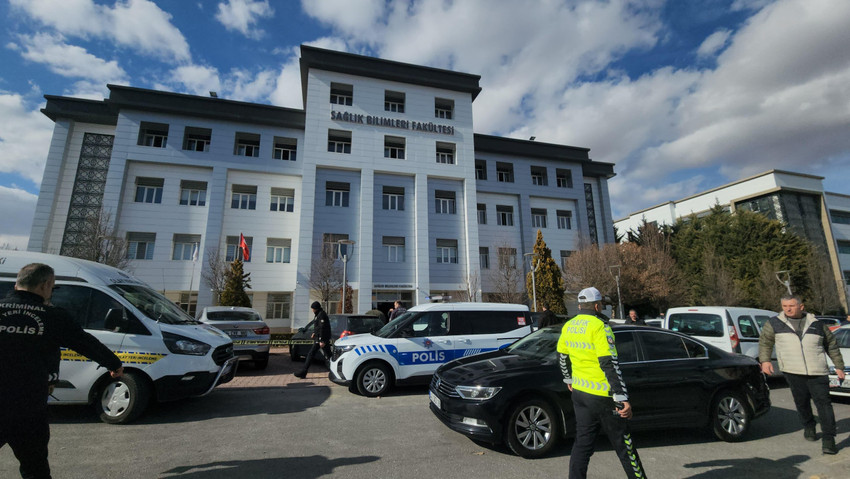 Konya'da Selçuk Üniversitesi Sağlık Bilimleri Fakültesi'nde bir öğrenci, dekan yardımcısını vurup intihar girişiminde bulundu. Yaralanan 2 kişi hastaneye kaldırıldı.