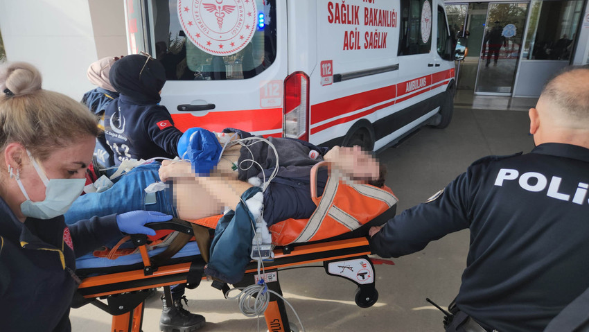 Konya'da Selçuk Üniversitesi Sağlık Bilimleri Fakültesi'nde bir öğrenci, dekan yardımcısını vurup intihar girişiminde bulundu. Yaralanan 2 kişi hastaneye kaldırıldı.