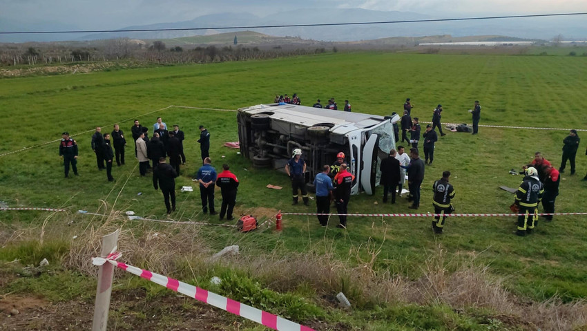 Denizli'nin Buldan ilçesinde öğrenci servis midibüsü devrildi. Kazada 2 kişi öldü, 26 kişi de yer alandı. 