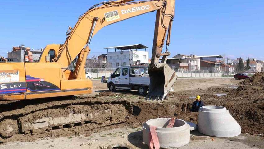 Manisa’nın kanayan yarası haline gelen ve 18 yıldır çözülemeyen Cider Yolu sorunu, Manisa Büyükşehir Belediyesi’nin kararlı çalışmalarıyla çözüme kavuşuyor. Kent merkezinde Mimar Sinan Bulvarı’na alternatif olacak olan Cider Yolu, Manisa trafiğine can suyu olacak. Şehir trafiğini rahatlatacak projenin alt yapı çalışmaları, MASKİ Genel Müdürlüğü tarafından tamamlandı.