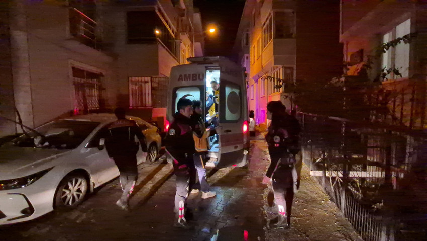 Edirne'de 19 yaşındaki genç, tartıştığı babasını bıçaklayarak yaraladı. Olay yerinden kaçan şüpheli polis tarafından yakalandı.