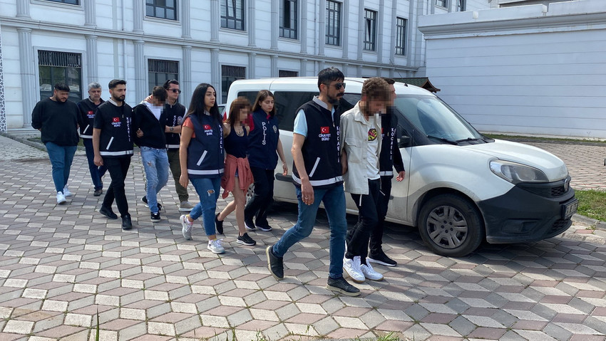 Kocaeli'de bir uçurumda cansız bedeni bulunan 18 yaşındaki genç kızın korkunç ölümüyle ilgili 3 kez ifade değiştiren şüphelinin cinsel ilişki teklifini reddettiği genç kızı iple bağlayıp, bayılttıktan sonra kamyonetle birlikte uçurumdan aşağı attığı iddiası kan dondurdu.