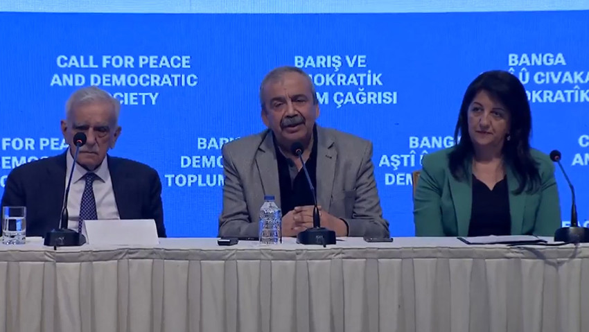 DEM Parti İmralı heyeti, terör örgütü PKK'nın bebek katili elebaşısı Abdullah Öcalan ile görüştü. Görüşmenin ardından İmralı heyeti, basın toplantısı düzenledi. Öcalan'ın mektubunda, ''PKK’nın anlam yoksunluğuna ve aşırı tekrara yol açmıştır. Dolayısıyla ömrünü benzerleri gibi tamamlamış ve feshini gerekli kılmıştır.'' dediği aktarıldı.