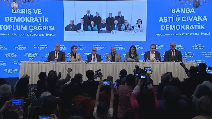 DEM Parti İmralı heyeti, terör örgütü PKK'nın bebek katili elebaşısı Abdullah Öcalan ile görüştü. Görüşmenin ardından basın toplantısı düzenleyen İmralı heyeti, Öcalan'ın mektubunu okudu. Teröristbaşının mektubunda, ''PKK’nın anlam yoksunluğuna ve aşırı tekrara yol açmıştır. Dolayısıyla ömrünü benzerleri gibi tamamlamış ve feshini gerekli kılmıştır.'' dediği aktarıldı. Mektupta, ''Silah bırakma çağrısında bulunuyor ve bu çağrının tarihi sorumluluğunu üstleniyorum'' ifadeleri yer aldı.