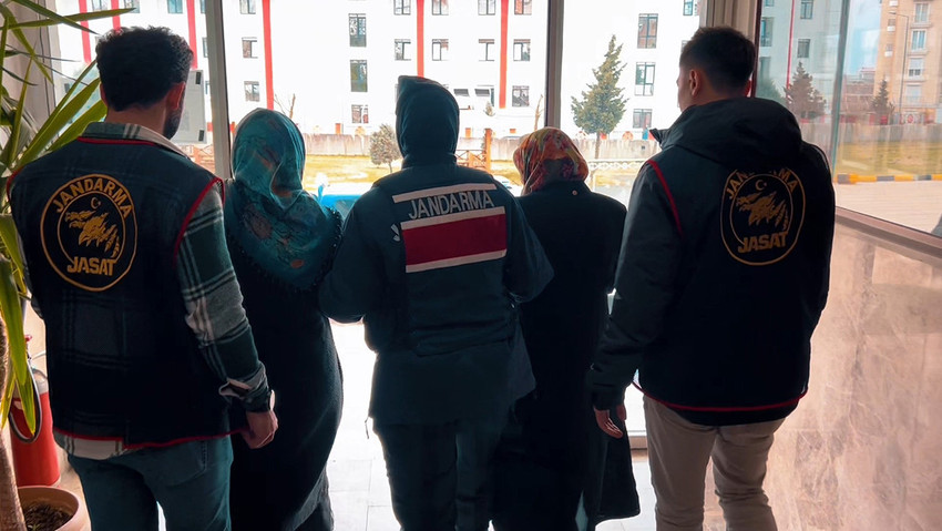 Tekirdağ'da 'yakın akrabayı öldürme' suçundan haklarında kesinleşmiş hapis cezası bulunan iki kadın, jandarmanın düzenlediği operasyonla yakalandı. 