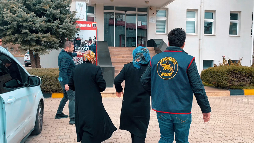 Tekirdağ'da 'yakın akrabayı öldürme' suçundan haklarında kesinleşmiş hapis cezası bulunan iki kadın, jandarmanın düzenlediği operasyonla yakalandı. 