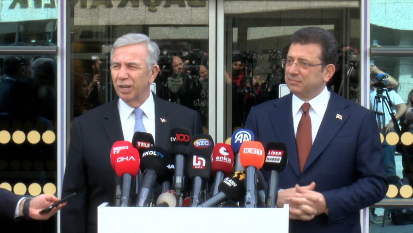 İBB Başkanı Ekrem İmamoğlu, ABB Başkanı Mansur Yavaş'ı ziyaret etti. İmamoğlu, ''Duygular, düşünceler, fikirler ayrışabilir, mesele bir yolun yolcusu olmak. Biz aynı yolun yol arkadaşıyız" dedi. Yavaş ise ''Aramızı bozmak için, araya bir ayrılık vermek için mümkün olan bütün gayreti gösteriyorlar ama başarılı olamayacaklar'' diye konuştu.