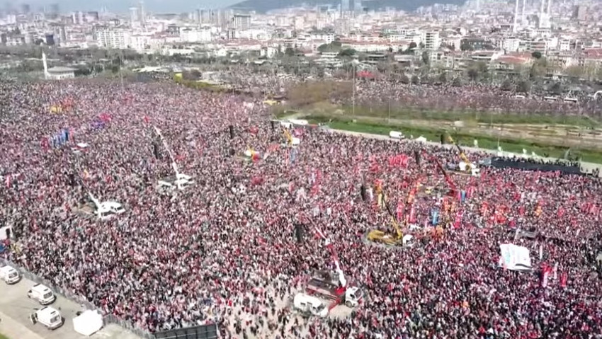 CHP, İBB Başkanı Ekrem İmamoğlu'nun tutuklanmasını protesto etmek ve erken seçim çağrısında bulunmak için Maltepe'de tarihi bir miting gerçekleştirdi. Vatandaşlara seslenen CHP lideri Özgür Özel, mitinge 2.2 milyon kişi katıldığını açıkladı.