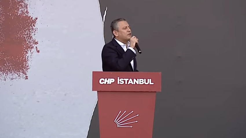 CHP, İBB Başkanı Ekrem İmamoğlu'nun tutuklanmasını protesto etmek ve erken seçim çağrısında bulunmak için Maltepe'de tarihi bir miting gerçekleştirdi. Vatandaşlara seslenen CHP lideri Özgür Özel, mitinge 2.2 milyon kişi katıldığını açıkladı.
