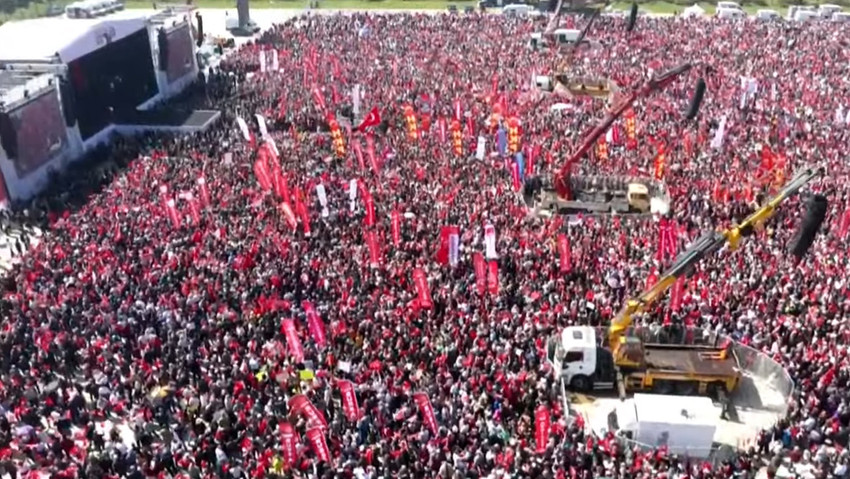 CHP, İBB Başkanı Ekrem İmamoğlu'nun tutuklanmasını protesto etmek ve erken seçim çağrısında bulunmak için Maltepe'de tarihi bir miting gerçekleştirdi. Vatandaşlara seslenen CHP lideri Özgür Özel, mitinge 2.2 milyon kişi katıldığını açıkladı.