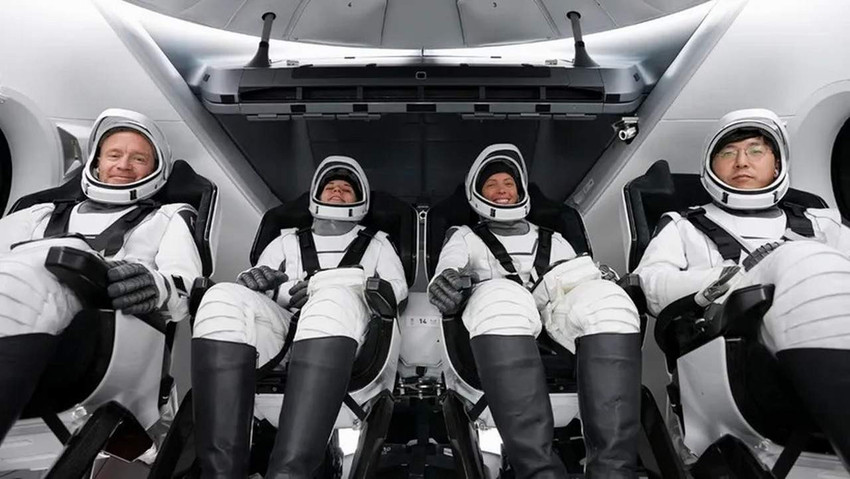 SPACEX, Dünya'nın kutup yörüngesine ilk insanlı uzay uçuşunu gerçekleştirdi. Uçuşta 4 sivil astronotu taşıyan Dragon uzay aracının yolcularından biri de kripto para milyarderi Chun Wang oldu.