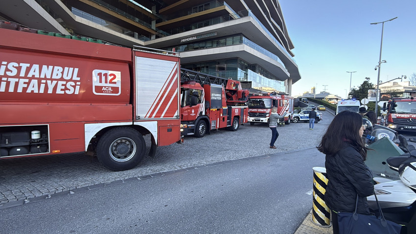 İstanbul Beşiktaş'taki bir alışveriş merkezinde bulunan mağazada çıkan yangın paniğe neden olduç Yangın, itfaiye ekipleri tarafından söndürüldü. 