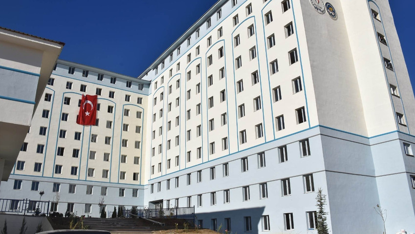 Sosyal medyada yayınlanan Bayburt'taki bir kız öğrenci yurdunda cinayet işlendiğine dair iddia gündeme bomba gibi düştü. Cinayet iddiası yalanlanırken, bir kız öğrencinin mescitte kendisine zarar verdiği açıklandı.