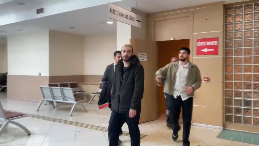 Ünlü rapçi Sansar Salvo, babasına şiddet uyguladığı anları sosyal medya hesabından paylaştı. Gözaltına alınan rapçi, tutuklama talebiyle mahkemeye sevk edildi.