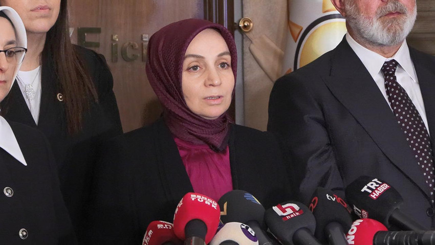 TBMM Başkan Vekili Gülizar Biçer Karaca'nın, Gezi davası kapsamında aldığı 18 yıllık hapis cezası nedeniyle cezaevinde bulunan Can Atalay hakkındaki Anayasa Mahkemesi'nin (AYM) iade kararını genel kurulda okuttuğu kısım, Meclis tutanaklarından çıkarıldı. TBMM Başkanı Kurtulmuş, ''TBMM Başkanvekili Gülizar Biçer Karaca’nın Anayasa’ya, İçtüzük’e ve teamüllere aykırı olarak bir metni kâtip üyeye okutması hem yetki aşımı hem de hukuken yok hükmündedir.'' dedi.