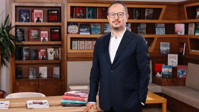 İstanbul Büyükşehir Belediyesi'ne yönelik yolsuzluk soruşturması kapsamında tutuklanan Kültür A.Ş. Genel Müdürü Murat Abbas'a ev hapsi verildi.