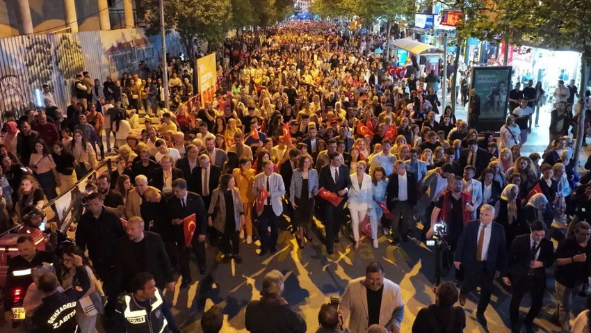 Bu yıl 485. kez düzenlenen Uluslararası Manisa Mesir Macunu Festivali’nin, ilk akşamında “Hoş Geldin Mesir” korteji ve Sıla konseri ile on binlerce Manisalı sokaklara döküldü, Cumhuriyet Meydanı’nda Festival’i kutladı. Manisa Büyükşehir Belediye Başkanı Ferdi Zeyrek’in de katıldığı kortej ve konsere, Manisalılar büyük ilgi gösterdi.