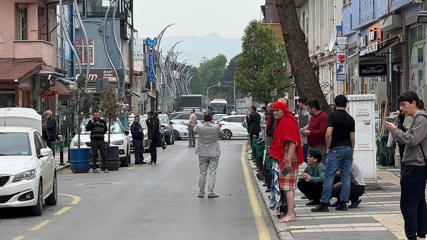 İstanbul Silivri açıklarında 6.2 büyüklüğünde deprem meydana geldi. Paniğe neden olan deprem İstanbul'un yanı sıra birçok ilde hissedildi. İçişleri Bakanı Ali Yerlikaya, şu ana kadar yıkım ihbarı almadıklarını duyurdu. AFAD da herhangi bir can kaybı ve yıkım ihbarı bulunmadığını bildirdi. 