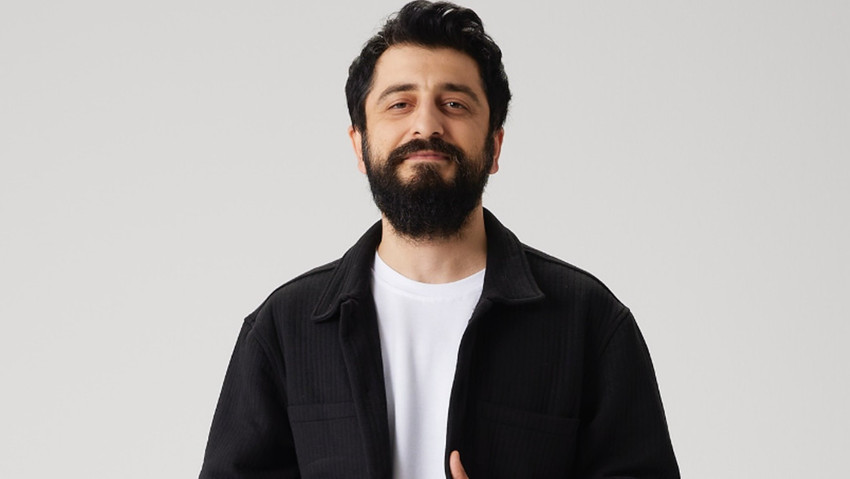 İstanbul'da köprüye çıkarak intihar girişiminde bulunan genci, o sırada köprüden geçen ''Röportaj Adam'' ikna etti.