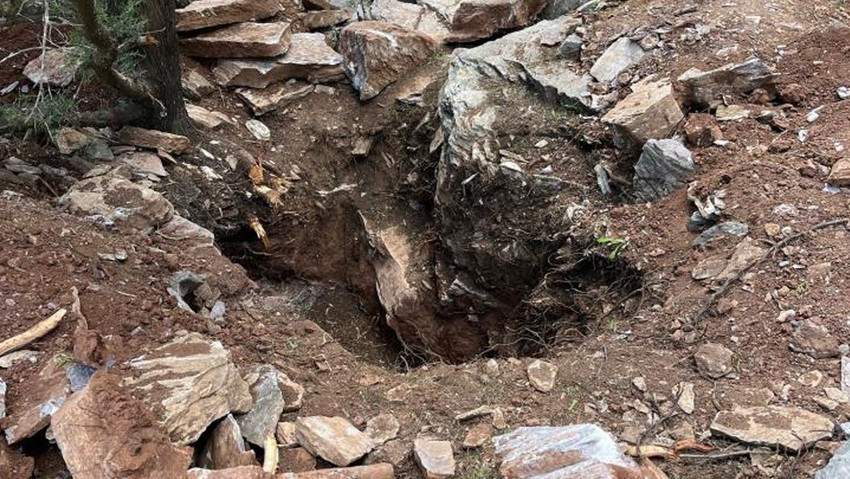 Mersin'in Gülnar ilçesinde kaçak kazı yapan eski vali ile birlikte 7 şahıs yakalandı.