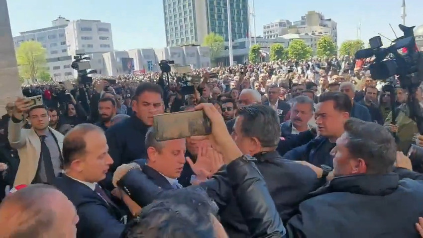 CHP Genel Başkanı Özgür Özel, Sırrı Süreyya Önder için düzenlenen törenin ardından yumruklu saldırıya uğradı.