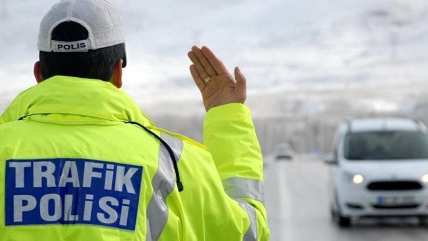 İçişleri Bakanı Ali Yerlikaya, yeni düzenlemeyle asker uğurlama, düğün v.b. nedenle köprü, tünel, viyadük ve otoyol kapatarak trafiği engelleyen sürücülere uygulanacak cezaları açıkladı. 