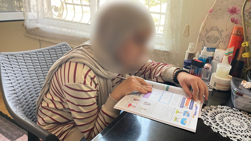 Hatay'da 11 yaşındaki tesettürlü öğrenciye ''Karabaş'' dediği iddia edilen öğretmen açığa alındı.