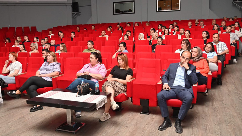 Manisa Büyükşehir Belediyesi, kamu hizmetinde vatandaşlara en iyi hizmetin verilmesi adına çalışanlarına yönelik ‘Kamusal Alanda Etik’ konulu eğitim gerçekleştirdi.