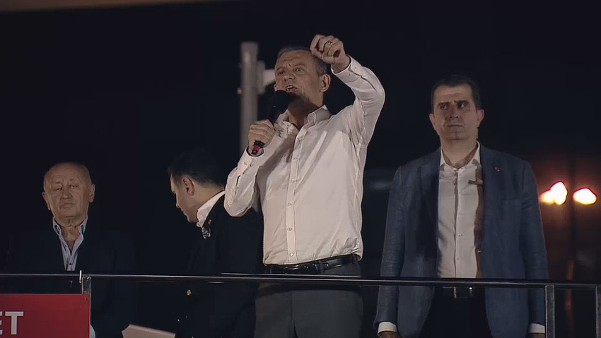 CHP Genel Başkanı Özgür Özel, İstanbul Cumhuriyet Başsavcısı Akın Gürlek’e yönelik sözleri nedeniyle hakkında başlatılan iki soruşturma için "O gün ne söylediysem altına imza atıyorum. Bundan sonra hiç kimse hak etmediğimiz o görüntüleri bize yaşatmayacak. Yaşatanı bin pişman ederim" dedi.
