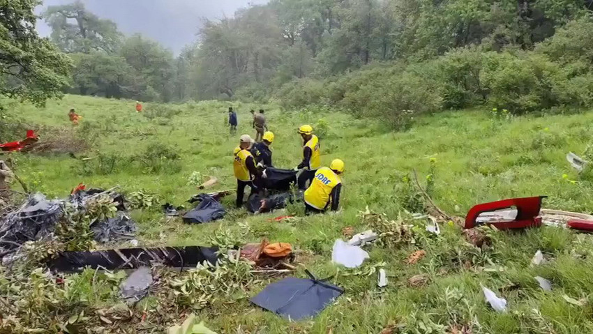 Hindistan'ın Uttarakhand eyaletinde bir helikopterin ormana düşmesi sonucu 7 kişi hayatını kaybetti.