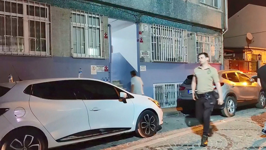 Türkiye dün İstanbul Fatih'te yaşanan korkunç bir vahşetle sarsıldı. Bir polis memurunun evinde bir kişinin cansız bedeni parçalara ayrılmış halde bulundu. Polis memurunun intihar ederek hayatına son verdiği olayın kan donduran ayrıntıları da ortaya çıktı.