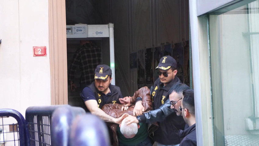 CHP Genel Başkanı Özgür Özel'in uğradığı tokatlı saldırıya ilişkin iddianame hazırlandı. Saldırgan S.T. için 4,5 yıla kadar hapis cezası istendi.
