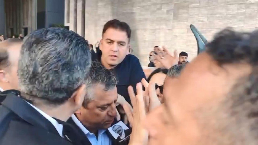 CHP Genel Başkanı Özgür Özel'in uğradığı tokatlı saldırıya ilişkin iddianame hazırlandı. Saldırgan S.T. için 4,5 yıla kadar hapis cezası istendi.