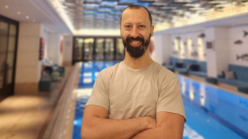 İstanbul Şişli yüzme kursunun eğitmeni Teoman Etensel, Amerika Birleşik Devletlerinde yüzme eğitmenlerine verilen belgeye sahip. 