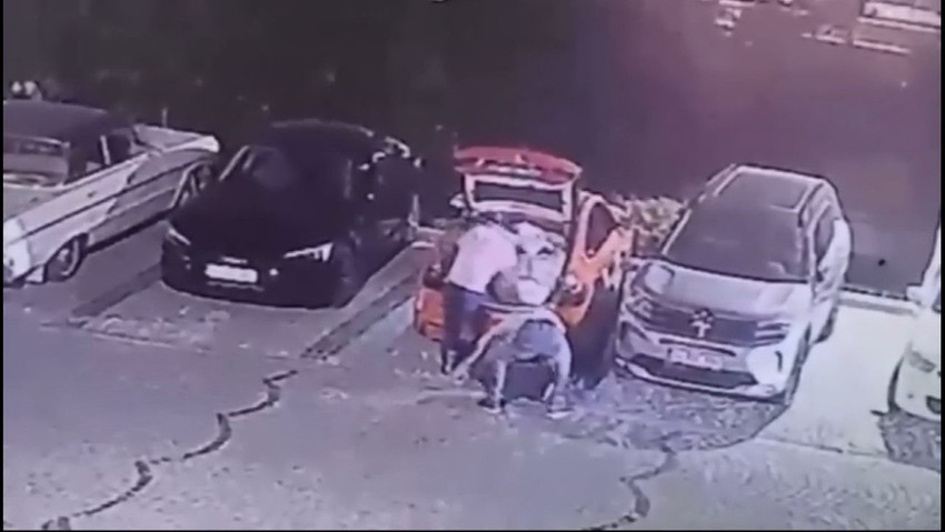 İstanbul'da cansız bedeni bir valizin içerisine konularak yolun kenarına atılmış halde bulunan 22 yaşındaki Ayşe T. cinayetinde katil zanlısı sevgilisinin FETÖ soruşturmasında ihraç edilen eski bir polis olduğu ve eski bir sevgilisinin de şüpheli bir şekilde öldüğü ortaya çıkarken, Ayşe T.'nin cansız bedenini ortadan kaldırmak için 2 kişiye 500 bin TL ödediği tespit edildi.