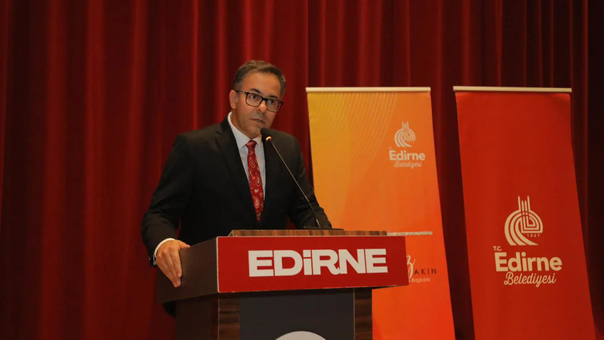 Edirne Belediyesi, şehircilik ve planlama süreçlerinde dijital dönüşümü destekleyen önemli bir adım daha attı. e-Ruhsat ve e-Çap uygulamalarının tanıtımı ve eğitimi amacıyla düzenlenen toplantı, kamu kurumları, meslek odaları ve sivil toplum temsilcilerinin geniş katılımıyla gerçekleştirildi.